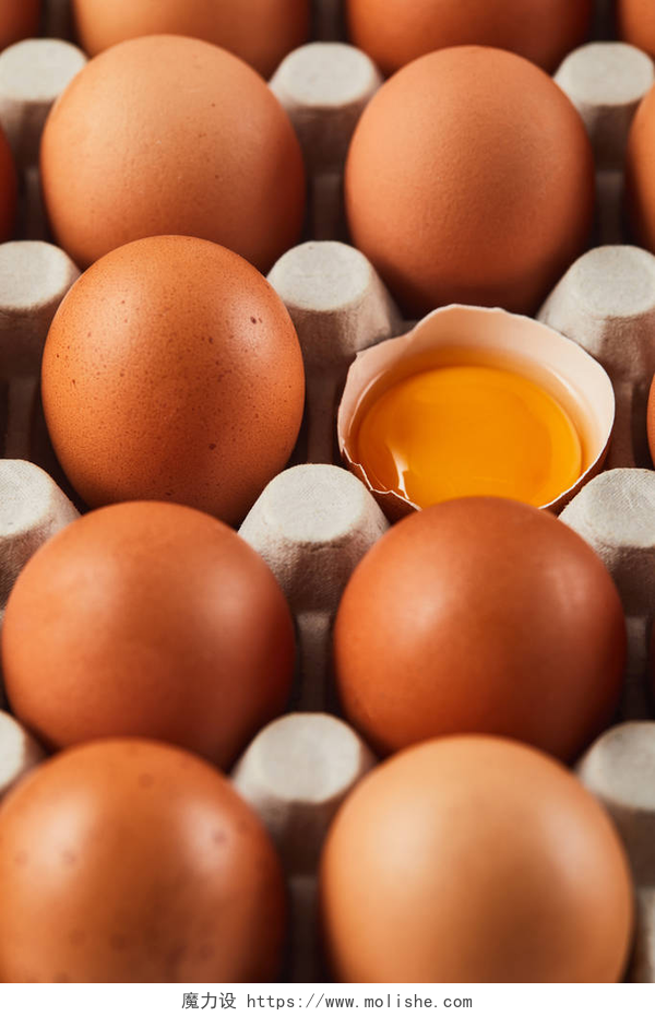 纸箱中的鲜活农产品鸡蛋纸箱中鸡蛋附近的黄蛋壳的碎蛋壳的选择性焦点